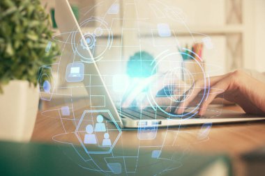 Kadın elinin bilgisayar ve sosyal ağ temalı hologram çizimlerinde çifte pozlama. Halk medyası kavramı.