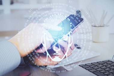 Bir adamın elini tutarken ve dijital bir cihaz ve beyin hologramı çizerken çift pozlama. Veri kavramı.