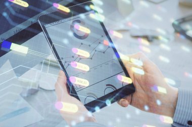 Dijital bir cihaz ve veri temalı çizim kullanan bir adamın el ele tutuşması. Yenilik kavramı.