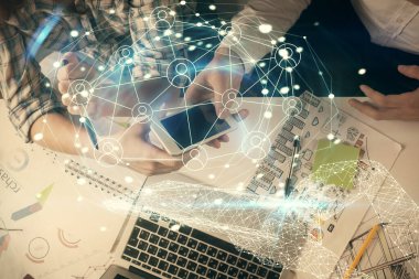 Çift pozlama sosyal ağ temalı çizim ve erkek ve kadın birlikte çalışan tutmak ve mobil bir cihaz kullanarak.