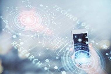 Teknolojiye çifte maruz kalma, hologram ve cep telefonu kullanan bir kadın..