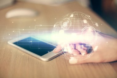 Sosyal ağda çifte pozlama hologram ve cep telefonu kullanan bir kadın..