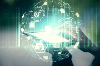 Sosyal ağda çifte pozlama hologram ve cep telefonu kullanan bir kadın..