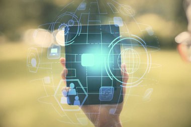 Sosyal ağda çifte pozlama hologram ve cep telefonu kullanan bir kadın..