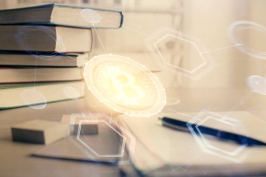 Masa arkasında kahve ve eşyalar olan kripto teknolojisi çizimi ve masaüstüne çifte maruz kalma. Engelleme zinciri kavramı