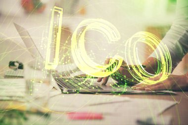 Bilgisayarda ve kripto piyasa temalı hologram çizimlerinde kadın elinin çifte pozu. Engelleme zinciri kavramı.