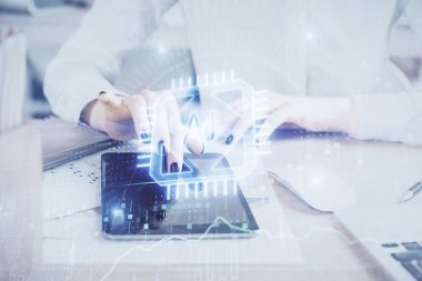 Teknolojiye çifte maruz kalma, hologram çizimi ve cep telefonu kullanan bir kadın. Ai kavramı