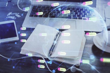 Veri temalı çizimlerin çoklu pozlanması ve açık defter arkaplanı olan masa. Eğitim kavramı