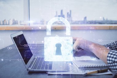 Dijital bir cihaz ve kilit çizimi kullanan bir adamın el ele tutuşması. Güvenlik kavramı.