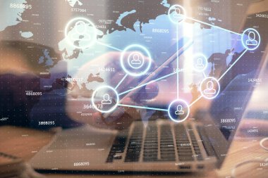 Bir adamın elini tutarken ve telefon ve sosyal ağ teması kullanırken çift pozlama.