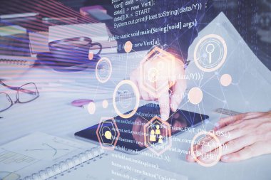 Bir adamın elini tutarken ve dijital bir cihaz ve veri temalı çizim kullanırken çift pozlama. Teknoloji konsepti.