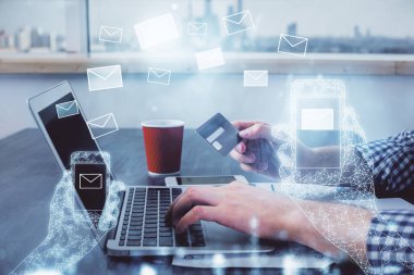 Bir adamın elinde kredi kartı ve sinek resmi tutarken iki kez görüntülenmiş. E-posta ve E-ticaret çevrimiçi ödeme kavramı.