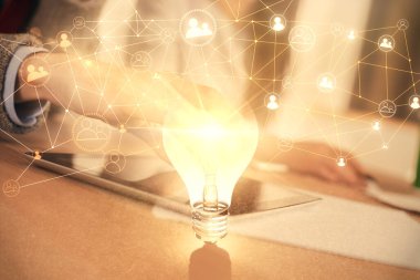 Çift pozlama sosyal ağ temalı çizim ve erkek ve kadın birlikte çalışan tutmak ve mobil bir cihaz kullanarak.