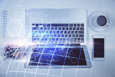 Harita hologramının çalışma masası arkaplanını bilgisayarla çizerken çift pozlama. Uluslararası ağ kavramı. Üst görünüm.