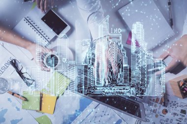 Bir adamın ellerinin bilgisayar klavyesinin ve binaların üzerine çizim yaparken iki kez görüntülenmesi. Üst Manzara. akıllı şehir konsepti.