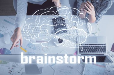 Kadın ve erkeğin birlikte çalışması ve yaratıcı hologram çizimi. Bilgisayar arkaplanı. Üst Manzara. Başlangıç konsepti.