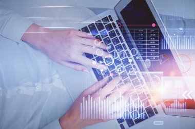 Bilgisayar ve veri temalı hologram çizimlerinde çalışan kadın elleri çift pozlama. Üst Manzara. Teknoloji konsepti.