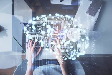 Bilgisayar ve insan beyin hologramı çizimleri üzerinde çalışan bir kadının çifte pozu. Üst Manzara. Ai kavramı.