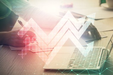 Bilgisayarda yazı yazan ve ok çizen kadınların ellerine iki kez maruz kalmışlar. Başarı konsepti.