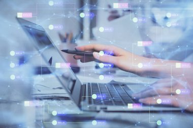 Bilgisayar ve veri temalı hologram çizimleri üzerinde çalışan kadın ellerine çok fazla maruz kalma. Teknoloji kavramı.