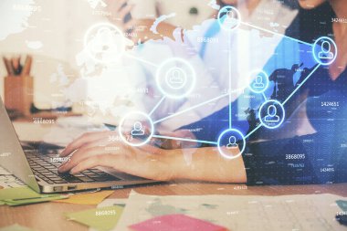 Kadın elinin bilgisayar ve sosyal ağ temalı hologram çizimlerinde çifte pozlama. Halk medyası kavramı.