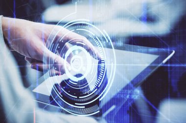 Dijital bir cihaz ve veri temalı çizim kullanan bir adamın el ele tutuşması. Yenilik kavramı.