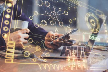 Dijital bir cihaz ve veri temalı çizim kullanan bir adamın el ele tutuşması. Yenilik kavramı.