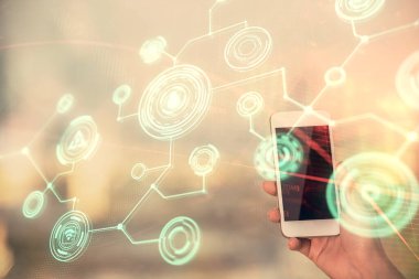 Sosyal ağda çifte pozlama hologram ve cep telefonu kullanan bir kadın..