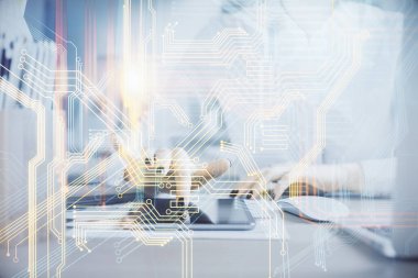 Harita çizimine çift pozlama hologram ve cep telefonu kullanan bir kadın..