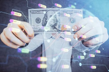 Dünya haritasının iki katına çıkarılması hologram, dolar banknotları ve insan eli..