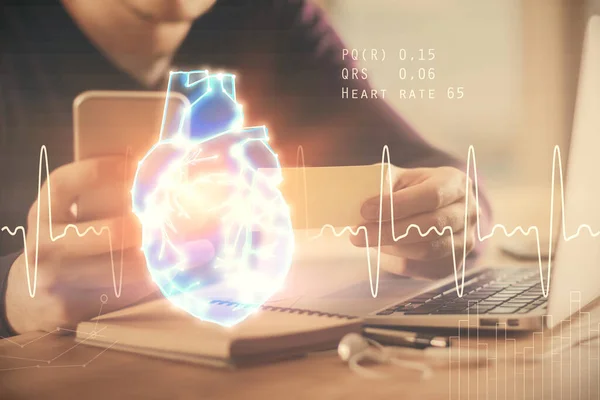 携帯電話や心臓の図面を保持し 使用して男の手の二重露出 医学教育の概念 — ストック写真