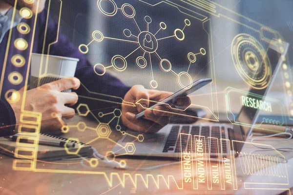 Dijital bir cihaz ve veri temalı çizim kullanan bir adamın el ele tutuşması. Yenilik kavramı.