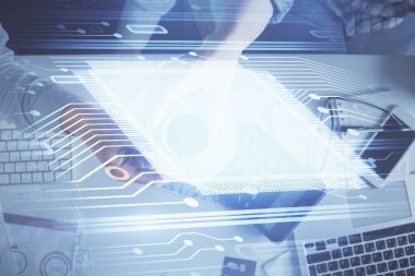 Kadın ve erkeğin birlikte çalışması ve veri temalı hologram çizimi. Bilgisayar arkaplanı. Üst Görünüm.