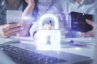 Kadın ve erkeğin birlikte çalışması ve teknoloji temalı kilidin hologram çekmesi. Güvenlik kavramı. Bilgisayar arkaplanı.