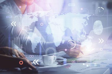 Kadın ve erkeğin birlikte çalıştığı çifte pozlama ve teknoloji temalı dünya haritası hologram çizimi. Uluslararası iş teknolojisi konsepti. Bilgisayar arkaplanı.