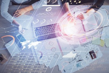 Bilgisayar ve veri temalı hologram çizimlerinde çalışan kadın elleri çift pozlama. Üst Manzara. Teknoloji konsepti.