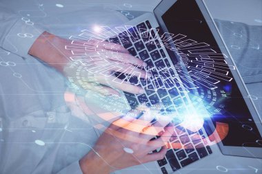 Bilgisayar ve veri temalı hologram çizimlerinde çalışan kadın elleri çift pozlama. Üst Manzara. Teknoloji konsepti.