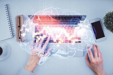 Bilgisayar ve insan beyin hologramı çizimleri üzerinde çalışan bir kadının çifte pozu. Üst Manzara. Ai kavramı.