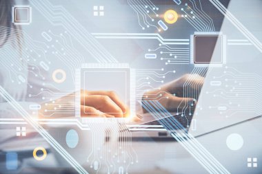 Bilgisayar ve veri temalı hologram çizimleri üzerinde çalışan kadın ellerine çok fazla maruz kalma. Teknoloji kavramı.