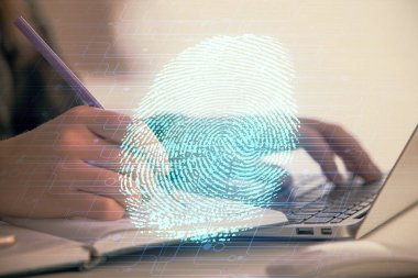 Bilgisayarda yazı yazan ve parmak izi çizimi yapan bir kadının ellerine iki kez maruz kalmış. Güvenlik kavramı.