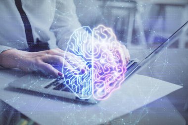 Bilgisayar ve insan beyin hologramı çizimleri üzerinde çalışan kadın ellerine çok maruz kaldı. Ai teknoloji konsepti.