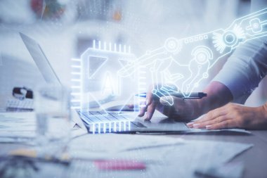 Bilgisayar ve veri temalı hologram çizimlerinde çalışan kadın elleri çift pozlama. Teknoloji kavramı.