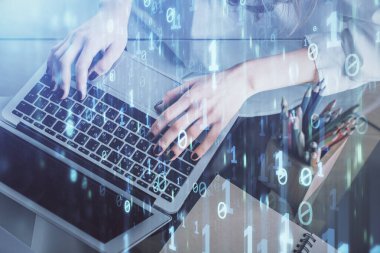 Bilgisayar ve veri temalı hologram çizimlerinde çalışan kadın elleri çift pozlama. Teknoloji kavramı.