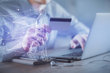 Elinde kredi kartı ve yaratıcı çizim olan bir adamın ellerine iki kez maruz kalmış. Başlangıç ve E-ticaret çevrimiçi ücret kavramı.