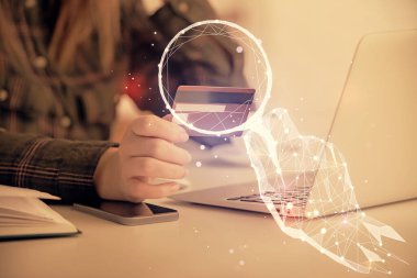 İnternetten alışveriş yapan bir kadının kredi kartı ve yaratıcı bir çizimle iki kez görüntülenmesi. e-ticaret konsepti.