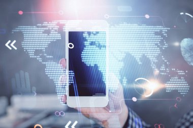 Dijital bir cihaz ve harita kullanarak insanın elini tutarken birden fazla pozlama. Uluslararası iş kavramı.