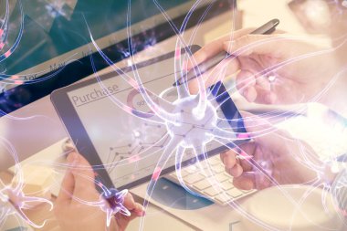 Bir adamın elini tutarken ve telefon ve nöron çizimlerini kullanırken çift pozlama. Eğitim kavramı.