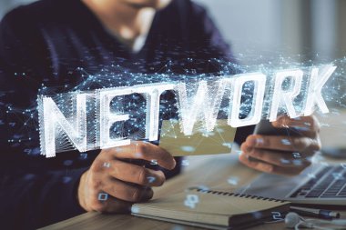 Dijital bir cihaz ve veri temalı çizim kullanan bir adamın el ele tutuşması. Yenilik kavramı.