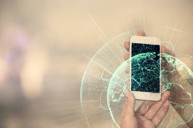 Sosyal ağda çifte pozlama hologram ve cep telefonu kullanan bir kadın..