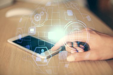 Sosyal ağda çifte pozlama hologram ve cep telefonu kullanan bir kadın..